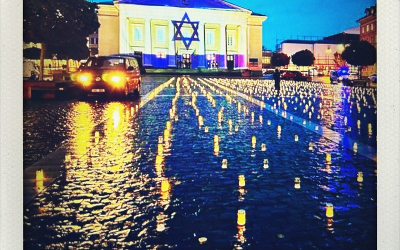 Town Hall Vilnius für die 1400 Opfer der Hamas in der 171 Folge der Die Podcastin.