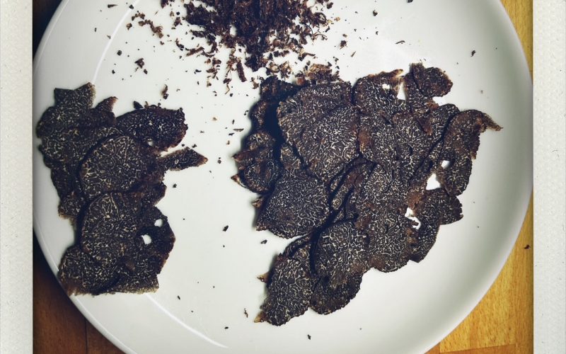 Die Podcastin afghanisch: Isabel Rohner und Regula Staempfli ueber die postkoloniale Weisswaschung. "Sexarbeit", "Designer Vaginas" etc.