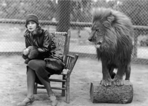 Regula Stämpfli und Isabel Rohner für die Podcastin #diepodcastin. greta garbo MGM mascot Leo the lion 1926